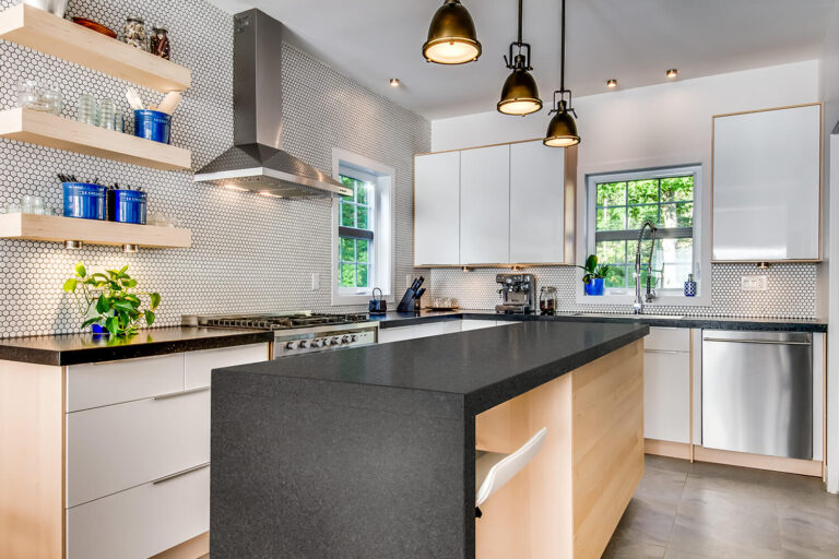 Bright Contemporary Kitchen